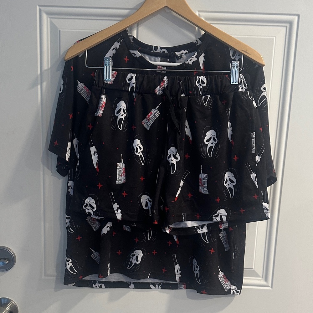 A black star scream ghost face two piece set t-shirt, and shorts pajamas large